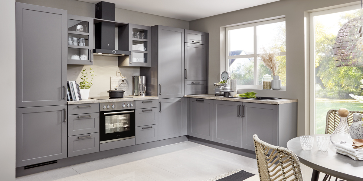 Für viele Grundrisse bietet sie die ideale Form: Die klassische L-Küche mit speziellen Ecklösungen für Schränke sowie einem zentralen Arbeitsschwerpunkt. Sie macht die Arbeitswege kurz, das Kochen direkt und gibt Ihren frischen Kreationen die besondere Würze. 